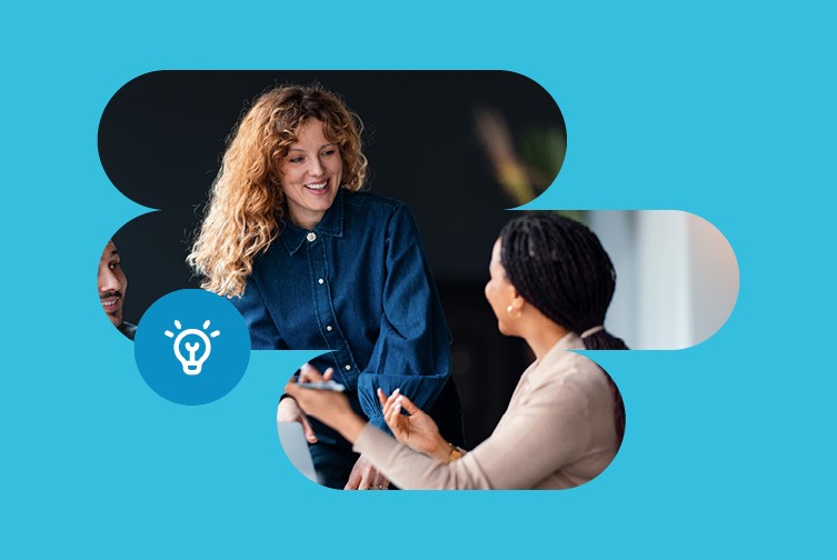 Zwei Frauen unterhalten sich und lächeln. In der unteren linken Ecke ist ein Icon auf einem blauen Kreis abgebildet, das eine Glühbirne darstellt.