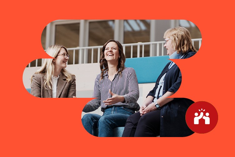 Drei Frauen schauen sich an und lachen. Am rechten Bildrand ist ein Icon auf einem roten Kreis zu sehen, das zwei Hände darstellt, die sich ein High Five geben.