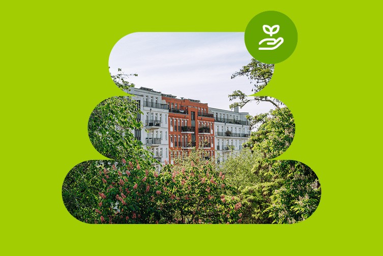 Der Blick geht durch Sträucher und Bäume auf eine Häuserreihe. In der rechten oberen Ecke ist ein Icon auf einem grünen Kreis zu sehen, das eine Hand und darüber eine Pflanze darstellt.