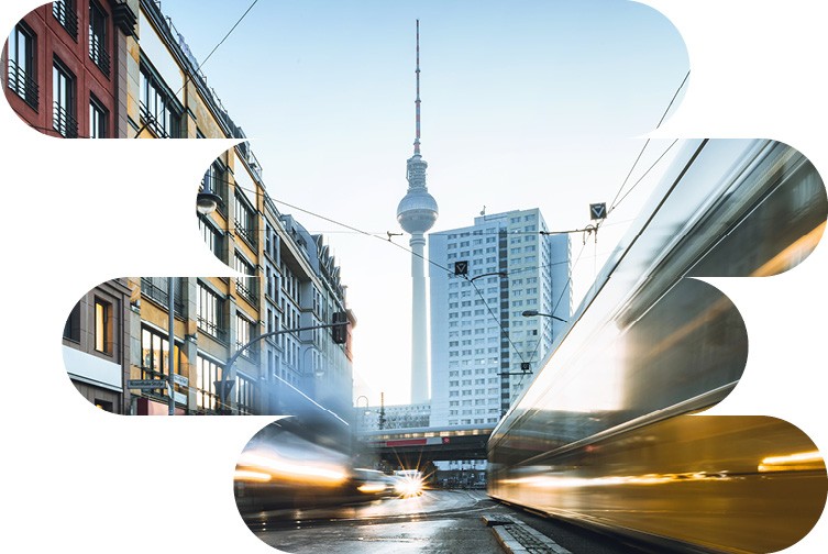 Blick von der Straße auf den Berliner Fernsehturm.